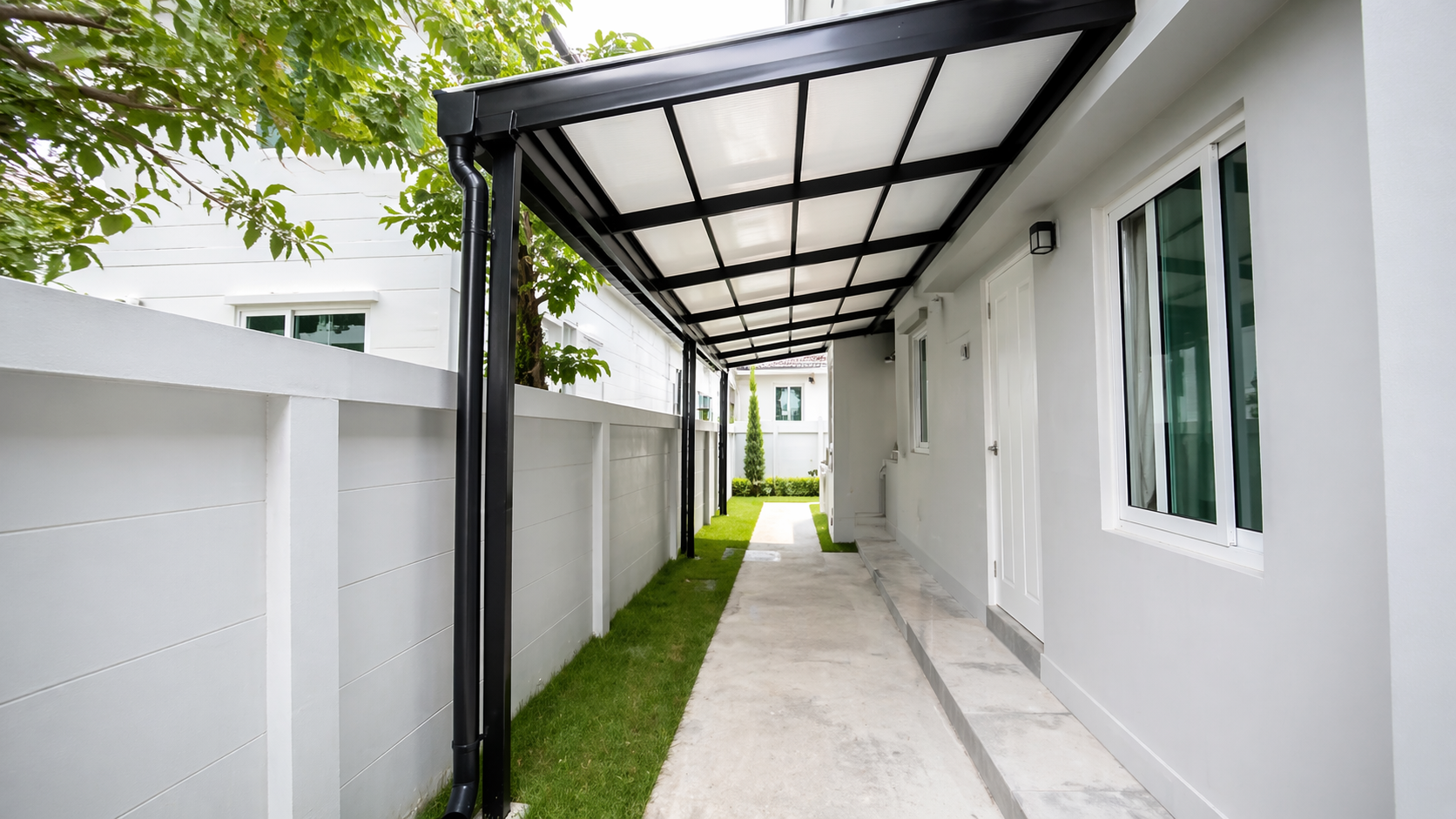 โครงหลังคาเหล็กข้างบ้าน